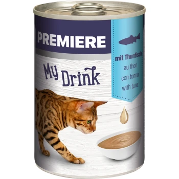 Eine Dose Katzenfutter mit einer Bengal-Katze, die eine Schüssel mit Thunfischgetränk schnüffelt, beschriftet mit 'PREMIERE My Drink' und Text in mehreren Sprachen.
