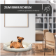 Ein kleiner brauner Hund, der sich in einem gemütlichen gestreiften Hundebett entspannt, mit dem Text "ZUM EINKUSCHELN schafft ein gemütliches Ambiente" darüber.