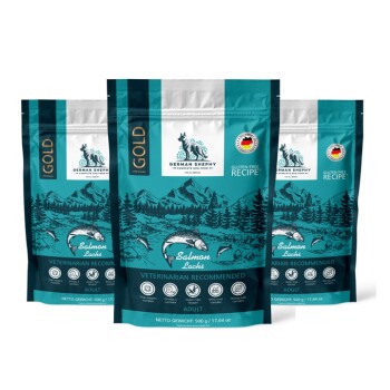 Drei Beutel deutscher Shephy Gold-Haustierfutter, mit einem Lachsrezept, gekennzeichnet mit "Glutenfreies Rezept" und "Vom Tierarzt empfohlen."