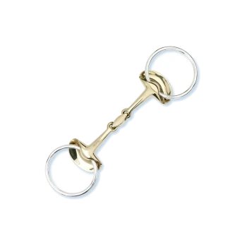 Ein glänzendes, goldfarbenes Pferdegebiss mit zwei silbernen Ringen an beiden Enden, vor einem weißen Hintergrund präsentiert.