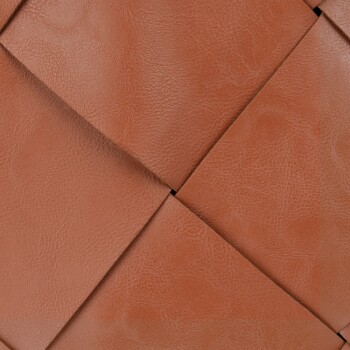 Zbliżenie na teksturowaną brązową powierzchnię ze sztucznej skóry z wzorem w romby, prezentującą gładkie wykończenie i bogaty kolor.