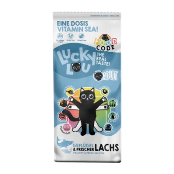 Ein Sack Lucky Lou Katzenfutter mit einem schwarzen Katzenmaskottchen, mit "Vitamin Sea!" und "Geflügel & Frischer Lachs" auf Deutsch.