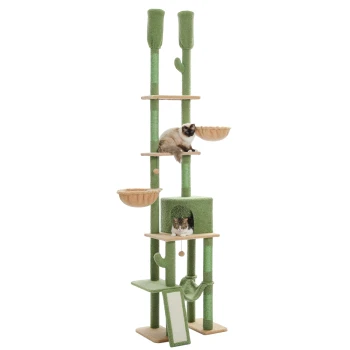 Ein hoher grüner Katzenbaum mit zwei Katzen, eine klettert nach oben und die andere liegt in einem Korb, mit mehreren Plattformen und einem Kratzbaum.