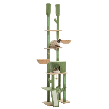 Ein hoher grüner Katzenbaum mit zwei Katzen, eine klettert nach oben und die andere liegt in einem Korb, mit mehreren Plattformen und einem Kratzbaum.