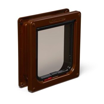 Braune Katzenklappe mit einer transparenten Klappe, die einen Verriegelungsmechanismus und den Markennamen "GAT MATE" oben zeigt.