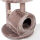 Ein plüschiger, beiger Katzenbaum mit einer gemütlichen Versteckhöhle, Kratzpfosten, die mit natürlichem Sisal umwickelt sind, und einem hängenden Spielzeug.