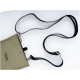 Eine khakifarbene Leckerlitasche für Haustiere mit einem schwarzen Riemen und einem Karabinerclip, auf der Vorderseite mit dem Logo "FreePet".