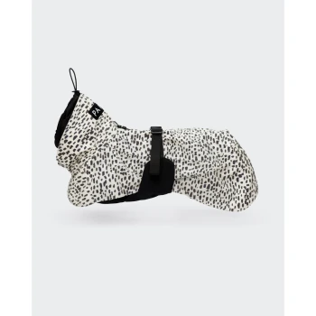 Ein stilischer Hundemantel mit einem schwarz-weißen gepunkteten Muster, mit einer schwarzen Unterseite und verstellbarem Riemen, vor einem hellen Hintergrund präsentiert.