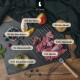 Rohes Hirschfleisch auf Drahtgitter mit Birnen, Beeren, Öl und deutschen Zutatenangaben (75% Hirsch). Für Hunde.