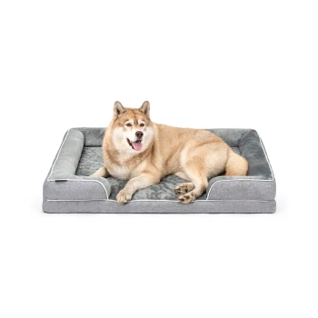 orthopädisches Hundebett mit erhöhtem Rand rutschfest XL Ein glücklicher, flauschiger Hund liegt auf einem grauen rechteckigen Haustierbett mit erhöhten Rändern und zeigt ein weiches, plüschiges Innenleben.