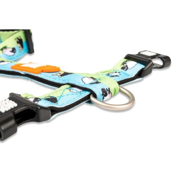 Blau-grünes verstellbares Hundegeschirr mit Schaf- und Hundemustern, schwarzen Kunststoffschnallen und einem Metall-D-Ring.