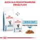 Verpackung von Royal Canin Veterinary Skin & Coat Haustierfutter, mit einem Beutel Trockenfutter und einem Beutel Nassfutter, mit Text, der die Verfügbarkeit in nasser Form angibt.