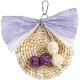 Hängendes Haustierspielzeug aus geflochtenem Stroh, mit einer runden Basis und lila und weißen dekorativen Papierbögen sowie zwei bunten Ballanhängern.