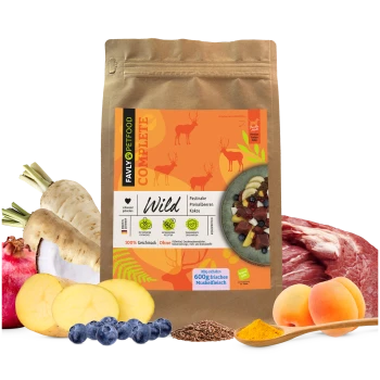 Ein Beutel FAVLY "Complete Wild" Tierfutter mit Pastinake, Heidelbeeren und Fleisch, mit einem bunten Design und Nährwertangaben.