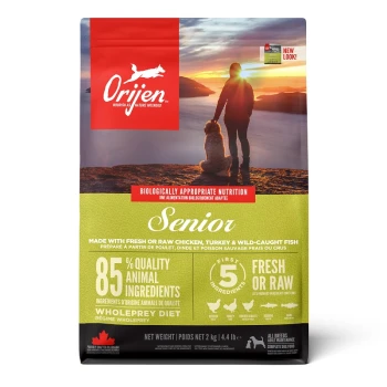 Senior 2 kg Orijen Senior Hundefutterbeutel mit einer malerischen Kulisse mit einer Person und einem Hund. Der Text hebt "85% hochwertige tierische Zutaten" und "frisch oder roh" hervor.
