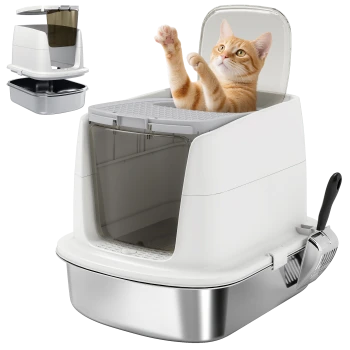 Geschlossene weiße Katzentoilette mit durchsichtiger Schwingtür, Edelstahlboden und Schaufel; orangegetigerte Katze greift darin nach oben.