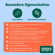 Zwei Stücke runde, strukturierte braune Trockenhundefutter-Kroketten auf weißem Hintergrund.