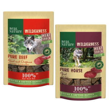 Zwei Real Nature Wilderness Tierfutterverpackungen: 'Reines Rind' mit einem Wolfbild und Oregano, und 'Reines Pferd' mit einem anderen Wolf. 100% Fleischsnacks.