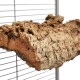 Stück natürlicher Korkrinde für Reptilienhabitate, das eine strukturierte Oberfläche und organische Farbvariationen zeigt, auf einem Metallgitter montiert.
