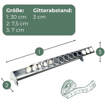 Metall-Vogelfutterspender mit mehreren Bechern und Maßpfeilen; grünes Etikett: 'Größe: 1: 30 cm 2: 7,5 cm 3: 7 cm' und 'Gitterabstand: 3 cm'.