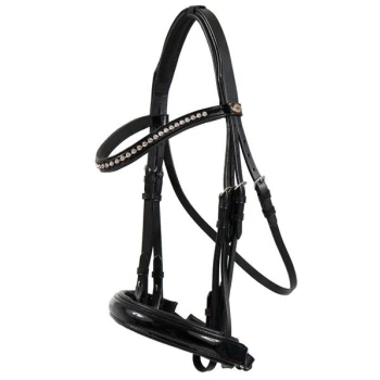 Schwarzes Pferdegeschirr mit dekorativen Strasssteinen, mit mehreren Riemen und einem eleganten Design, vor einem weißen Hintergrund präsentiert.