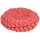 Un lit pour animaux de compagnie rond et confortable de couleur corail douce, avec un design tressé pour le confort et le style.