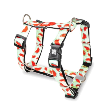 Verstellbares Hundegeschirr mit Wassermelonenmuster, schwarzer Kunststoffschnalle mit der Aufschrift „MASS MOOD“ und Metall-D-Ringen auf weißem Hintergrund.