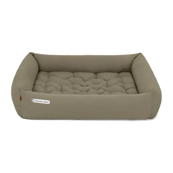 Ein plüschiges, rechteckiges Haustierbett in neutralem Taupe mit gepolstertem Bezug und kleinem "Doctor Bark"-Logo an der Seite.