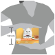 Verpackung von Purina Gourmet Gold Katzenfutter, gehalten von einer Person, mit einer flauschigen weißen Katze, mit Text, der die Geschmäcker anzeigt: Huhn, Thunfisch, Rind und Lachs.