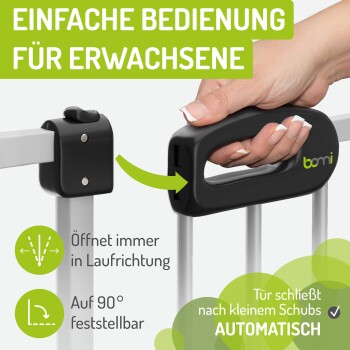 Haustier-Tor mit einer Hand am Griff. Merkmale: einfache Bedienung für Erwachsene, öffnet in Fahrtrichtung, verriegelt bei 90°, schließt automatisch mit einem Druck.