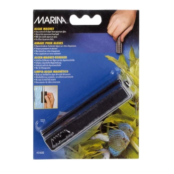 Nettoyant magnétique pour algues M Aimant à algues Marina pour un retrait facile des algues sur le verre de l'aquarium, avec des instructions multilingues et une main tenant l'outil.