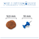 PELLETGRÖSSE: braunes Krokettenstück mit der Beschriftung „12,5 mm“ links; blaue Reißzwecke mit der Beschriftung „10 mm“ rechts.