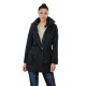 Eine Frau trägt eine stilvolle schwarze wasserdichte Jacke mit Kapuze, kombiniert mit einem leichten Pullover und Jeans, und steht selbstbewusst.