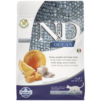 Haustierfutterbeutel mit "N&D Ocean" für erwachsene Katzen, mit Hering, Kürbis und Orange Rezept; enthält Bilder von Zutaten und Nährwertinformationen.