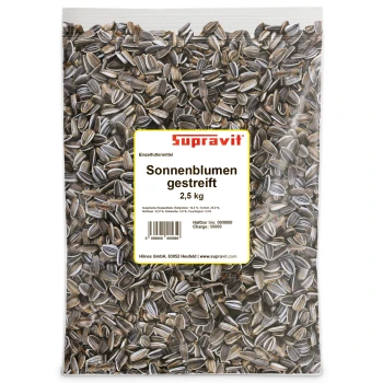Nahaufnahme von schwarz-weiß gestreiften Sonnenblumenkernen, einige mit aufgebrochenen Schalen, aus einem Online-Tierfachgeschäft.