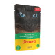 Schwarzes Katzen Gesicht mit auffälligen blauen Augen auf einem Haustierfutterbeutel mit der Aufschrift "Josera", mit "Huhn mit Ente" und "Made in Germany."
