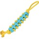 Blauw, structuurplastic kauwgoed met een geel gevlochten touw doorgetrokken, lusgreep en kwastje, hondenspeelgoed.