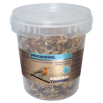 Behälter mit Protein-Topping für Vögel, der getrocknete Insekten enthält, mit der Aufschrift 'Premiere' und einer Illustration eines Rotkehlchens sowie Nährwertangaben.