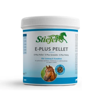 Behälter von Stiefel E-Plus, einem Pferdeergänzungsmittel mit Vitamin E, Selen und Lysin, mit einem Pferdebild und Text auf Deutsch.