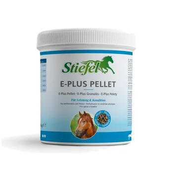 Behälter von Stiefel E-Plus, einem Pferdeergänzungsmittel mit Vitamin E, Selen und Lysin, mit einem Pferdebild und Text auf Deutsch.