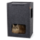 Eine flauschige beige Katze schaut aus einem gemütlichen, dunkelgrauen Filz-Katzenhaus mit quadratischem Eingang und seitlichen Griffen heraus.