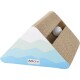 Jouet pour chat en sisal triangulaire avec une balle blanche à l'intérieur, design de montagne bleu et blanc, et étiquette "AniOne Wild Variety."