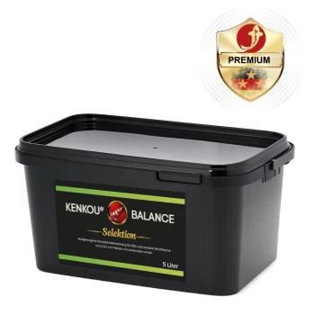 Schwarzer 5-Liter-Behälter 'Kenkou Balance Selektion' Fischfutter; Etikett 'KENKOU BALANCE' und '5 Liter', Premium-Siegel