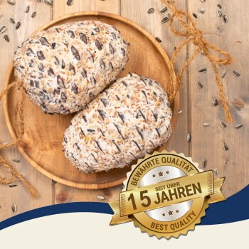 Zwei Laibe Saatkuchen auf einem Holzbrett, umgeben von Sonnenblumenkernen, mit einem Abzeichen, das "Beste Qualität" und "10 Jahre" angibt.