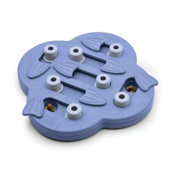 Interaktives Haustierpuzzle-Futterspender in Fischform, mit mehreren Fächern und gleitenden Teilen zum Verstecken von Leckereien.