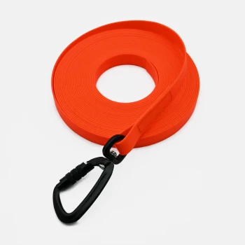Schleppleine Biothane Orange 10 m Helle orangefarbene Hundeleine, gewickelt mit einem schwarzen Karabinerclip, auf einem weißen Hintergrund präsentiert.