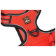 Rotes Hundegeschirr mit schwarzem Rand und reflektierenden Riemen, mit einem "Dog Creek Outdoor Gear"-Logo und einem Metall-Leinenanschluss.