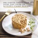 Timbale de pâtée pour chat ronde sur une assiette blanche avec garniture d'herbes et fourchette dorée ; texte français : «UNE EXQUISE TIMBALE...»