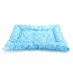 Helles blaues Haustierbett mit einem Wassertropfenmuster und einem Etikett mit der Aufschrift 'nobizzy.'