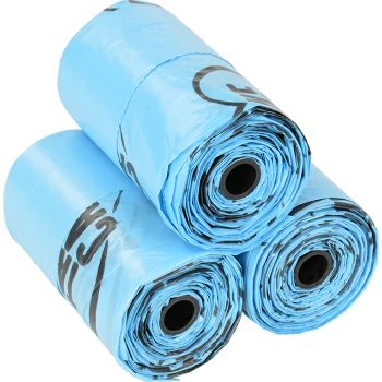 Drei Rollen blauer Haustierabfallbeutel, die übereinander gestapelt sind, mit einem schwarzen Druckdesign auf der Außenseite.